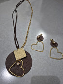 COLAR COURO MARROM COM CORAÇÃO DOURADO